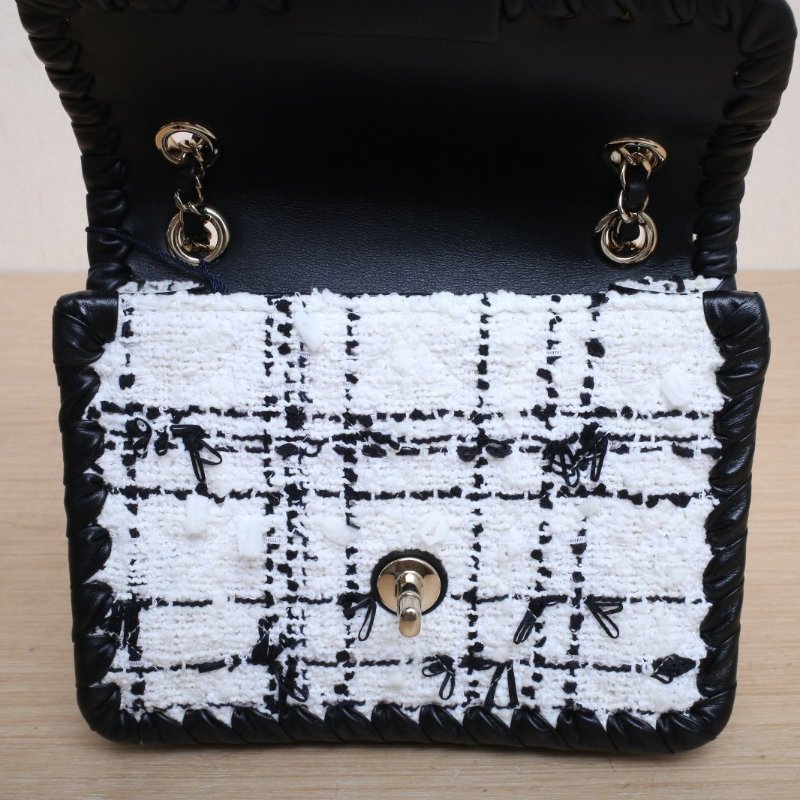 CHANEL 黑白毛呢晶片開淺金扣22CCF季節款口蓋包豆腐包18肩背包-2