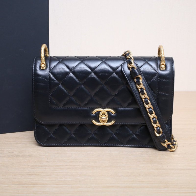 CHANEL 21K復古戴妃包23黑色牛皮晶片開金扣肩背包-0