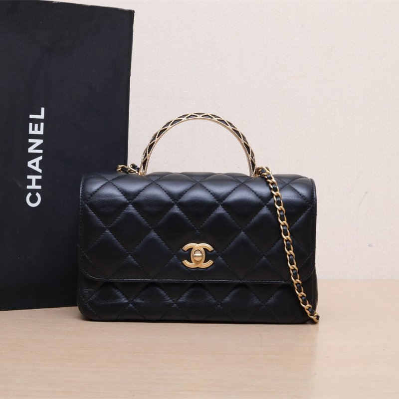 CHANEL 23ACF口蓋包23.5浮雕蕾絲手柄黑色羊皮晶片開金扣肩背包-0