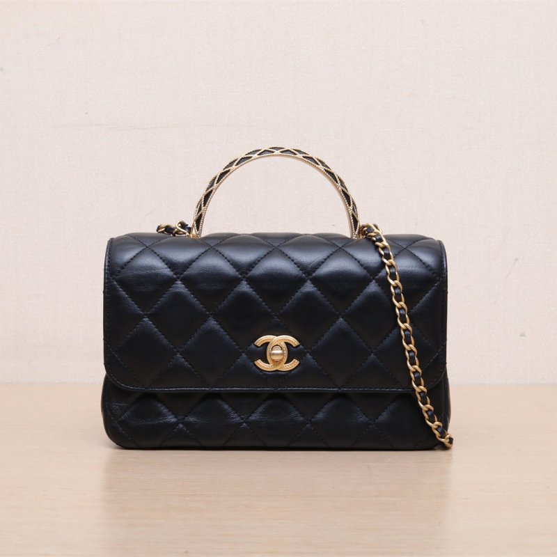 CHANEL 23ACF口蓋包23.5浮雕蕾絲手柄黑色羊皮晶片開金扣肩背包-1