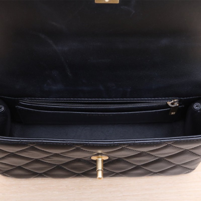 CHANEL 23ACF口蓋包23.5浮雕蕾絲手柄黑色羊皮晶片開金扣肩背包-3