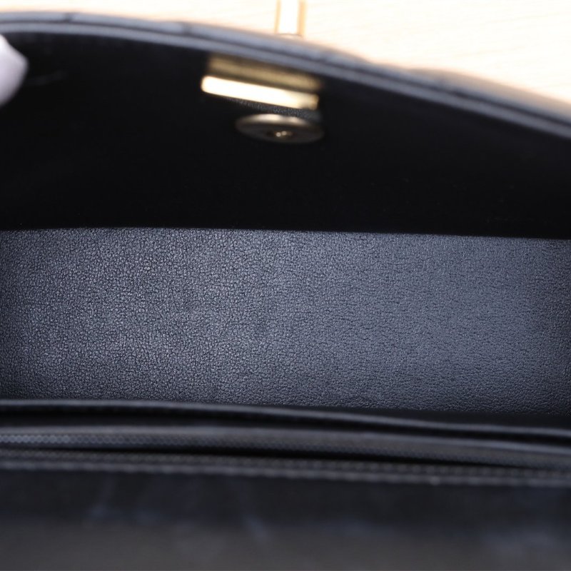 CHANEL 23ACF口蓋包23.5浮雕蕾絲手柄黑色羊皮晶片開金扣肩背包-4