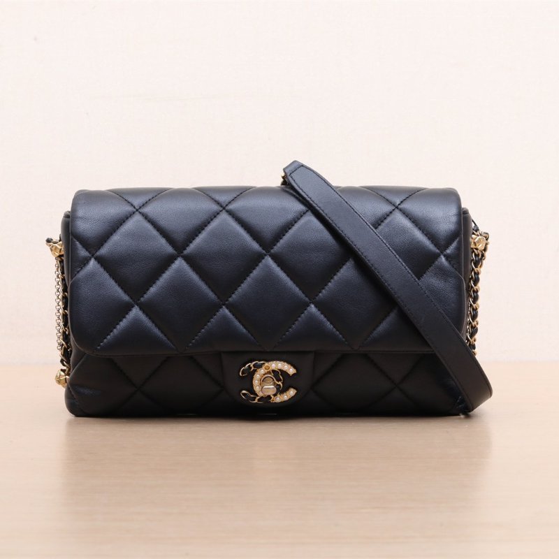 CHANEL 21B口蓋包25.5黑色羊皮晶片開珍珠拼皮穿扣肩背包-1