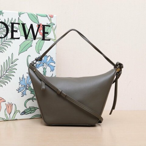 LOEWE HammockHobo浮雕字謎迷你綠色牛皮金扣肩背包