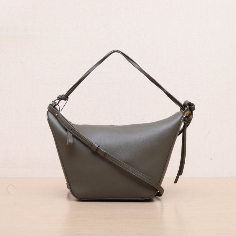 LOEWE HammockHobo浮雕字謎迷你綠色牛皮金扣肩背包-1