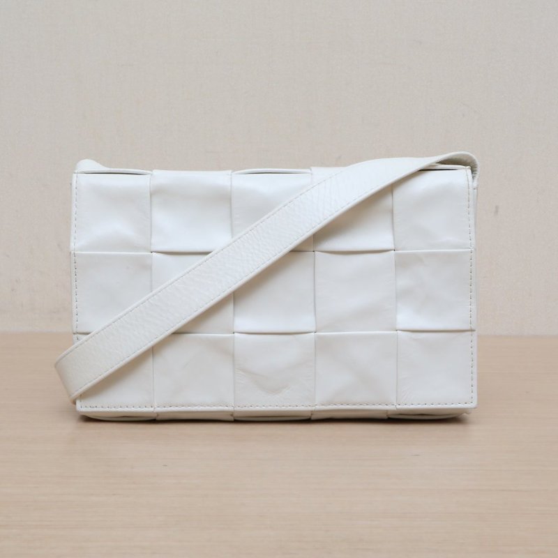 BOTTEGA VENETA Cassette23寬肩帶白色牛皮肩背包-1
