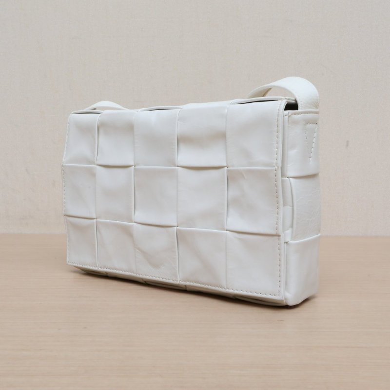 BOTTEGA VENETA Cassette23寬肩帶白色牛皮肩背包-3