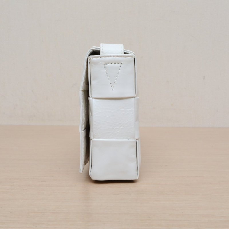 BOTTEGA VENETA Cassette23寬肩帶白色牛皮肩背包-4