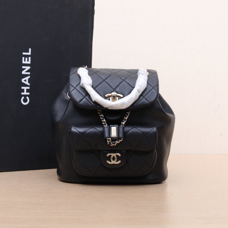 CHANEL 23CDuma抽繩口蓋雙肩包單口袋小號18黑色牛皮晶片開淺金扣肩背包-0