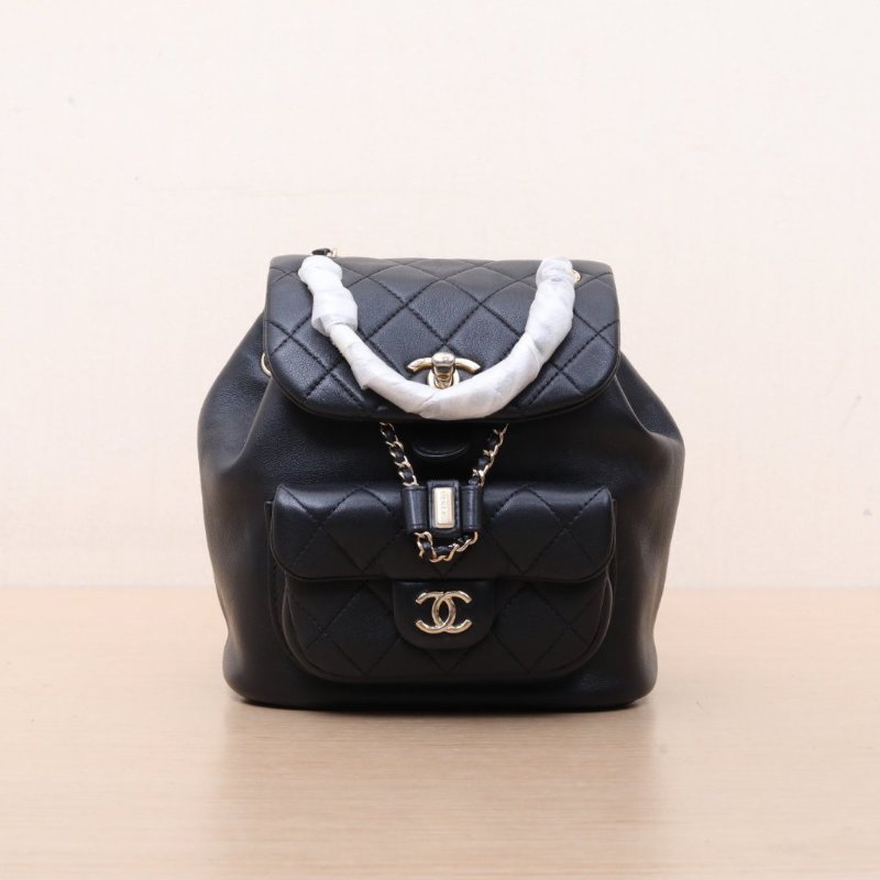 CHANEL 23CDuma抽繩口蓋雙肩包單口袋小號18黑色牛皮晶片開淺金扣肩背包-1