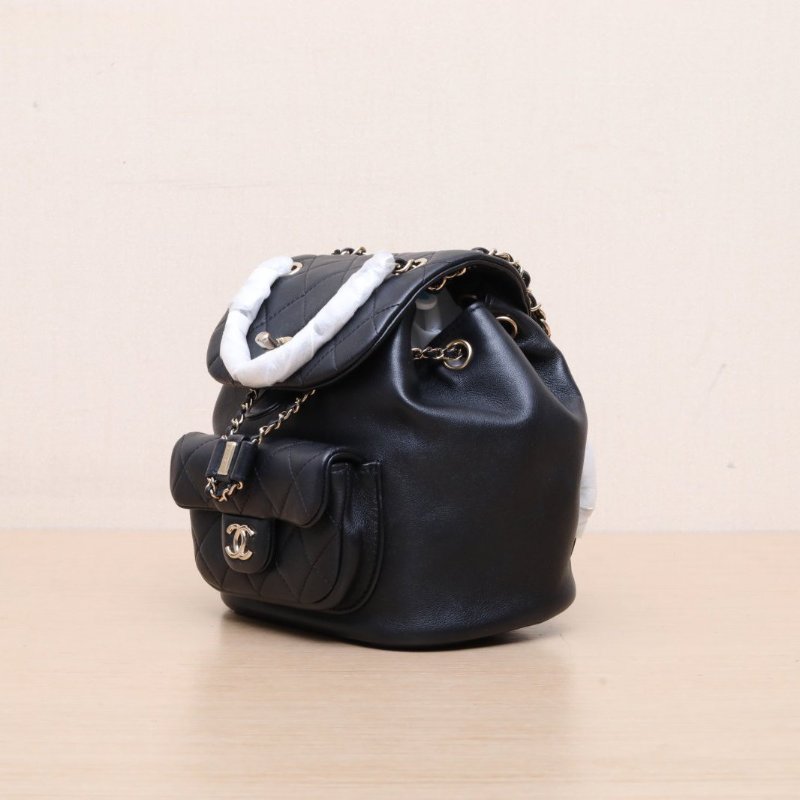 CHANEL 23CDuma抽繩口蓋雙肩包單口袋小號18黑色牛皮晶片開淺金扣肩背包-3