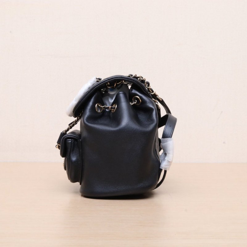 CHANEL 23CDuma抽繩口蓋雙肩包單口袋小號18黑色牛皮晶片開淺金扣肩背包-4