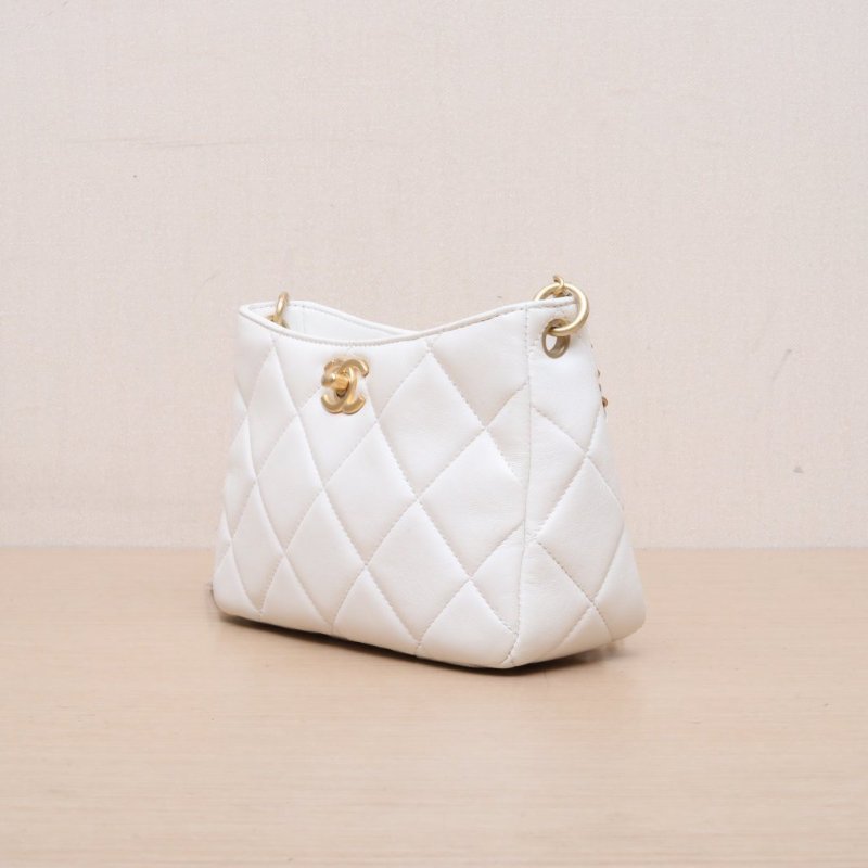 CHANEL 24S雙珍珠HOBO/20白色羊皮晶片開金扣肩背包-3