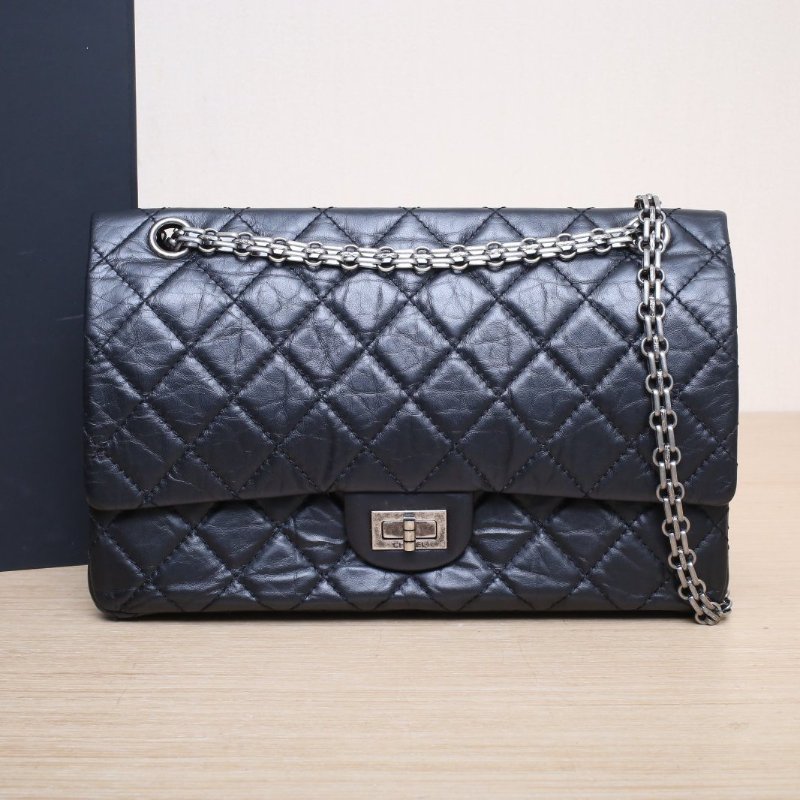 CHANEL 2.55口蓋包大號28黑色牛皮25開銀扣肩背包-0