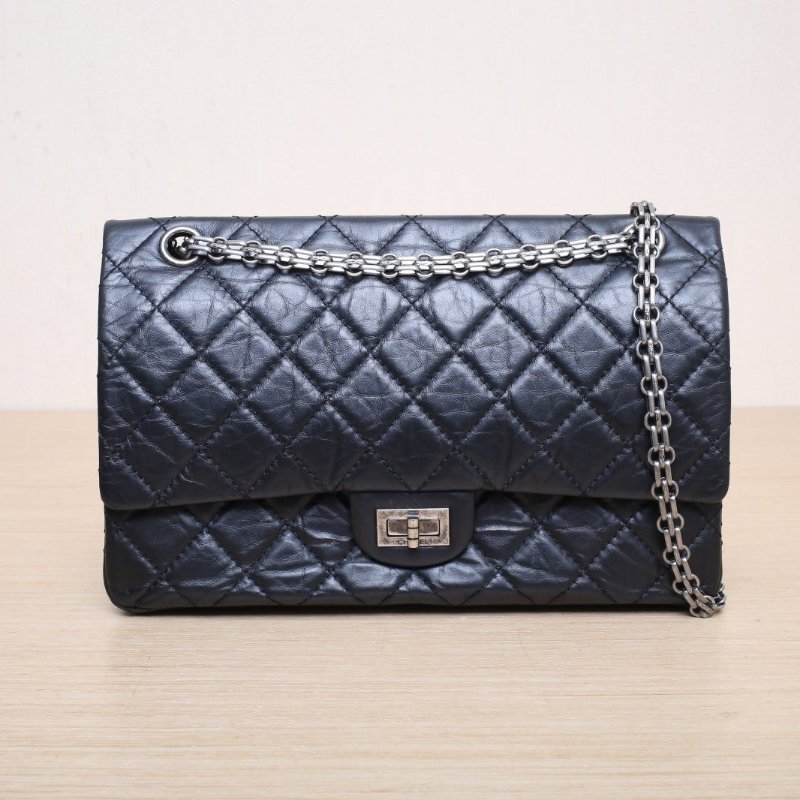 CHANEL 2.55口蓋包大號28黑色牛皮25開銀扣肩背包-1