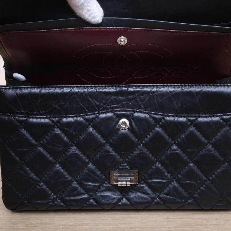 CHANEL 2.55口蓋包大號28黑色牛皮25開銀扣肩背包-3