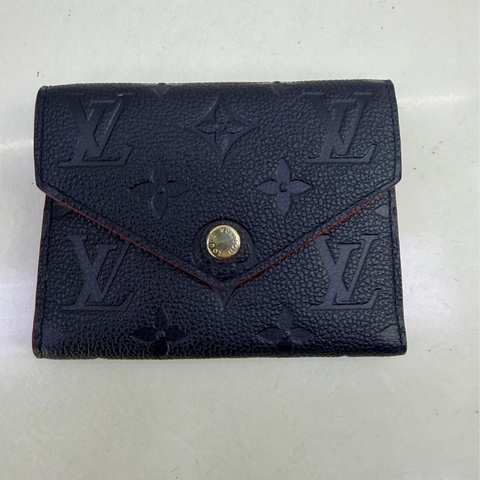 這是一個Louis Vuitton Victorine 錢包，採用黑色Monogram Empreinte 壓紋軟粒面牛皮製