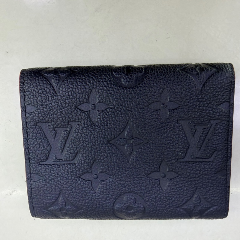 這是一個Louis Vuitton Victorine 錢包,採用黑色Monogram Empreinte 壓紋軟粒面牛皮製-1