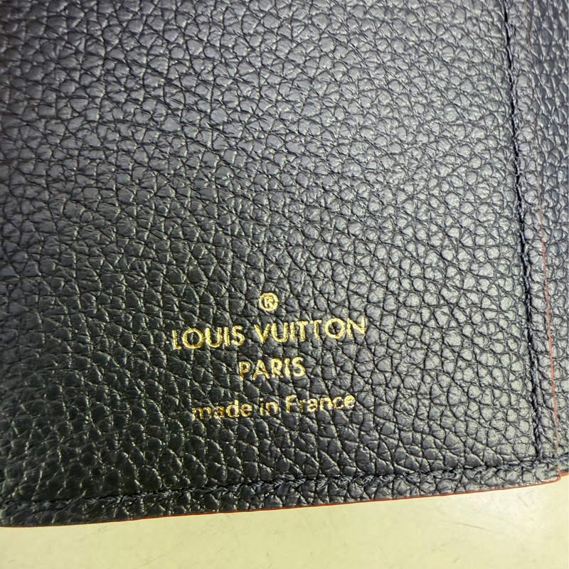 這是一個Louis Vuitton Victorine 錢包,採用黑色Monogram Empreinte 壓紋軟粒面牛皮製-3