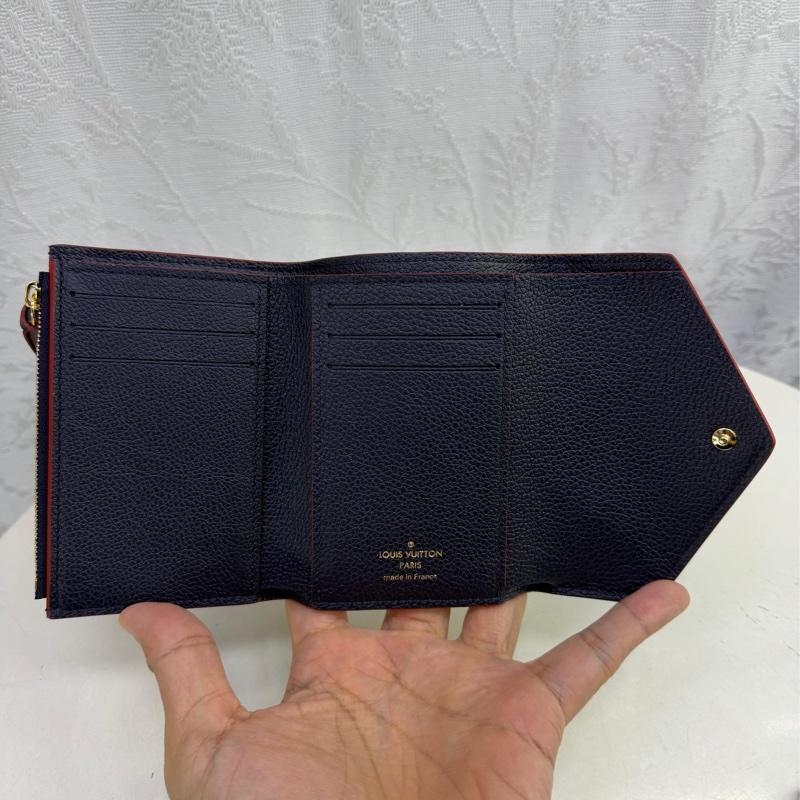 這是一個Louis Vuitton Victorine 錢包,採用黑色Monogram Empreinte 壓紋軟粒面牛皮製-4