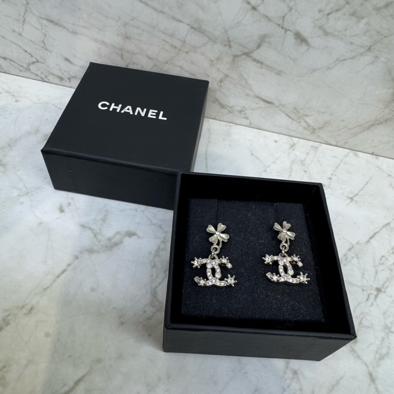CHANEL 幸運草水鑽雙CLOGO垂墜造型耳環-0