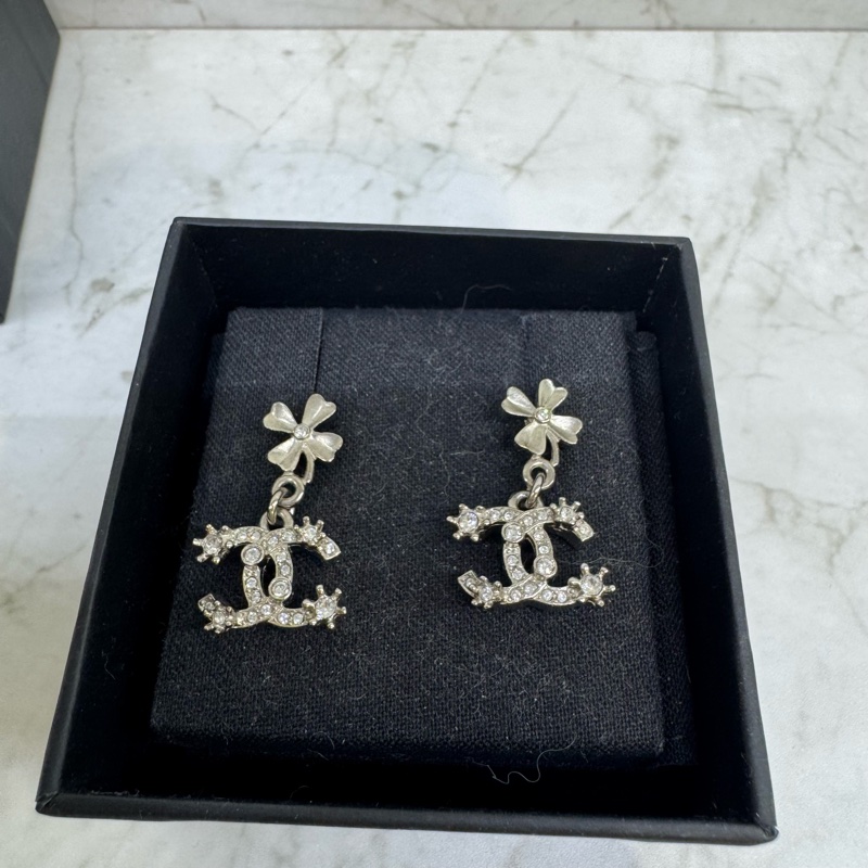 CHANEL 幸運草水鑽雙CLOGO垂墜造型耳環-1