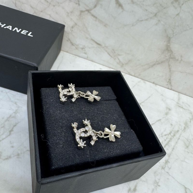 CHANEL 幸運草水鑽雙CLOGO垂墜造型耳環-2