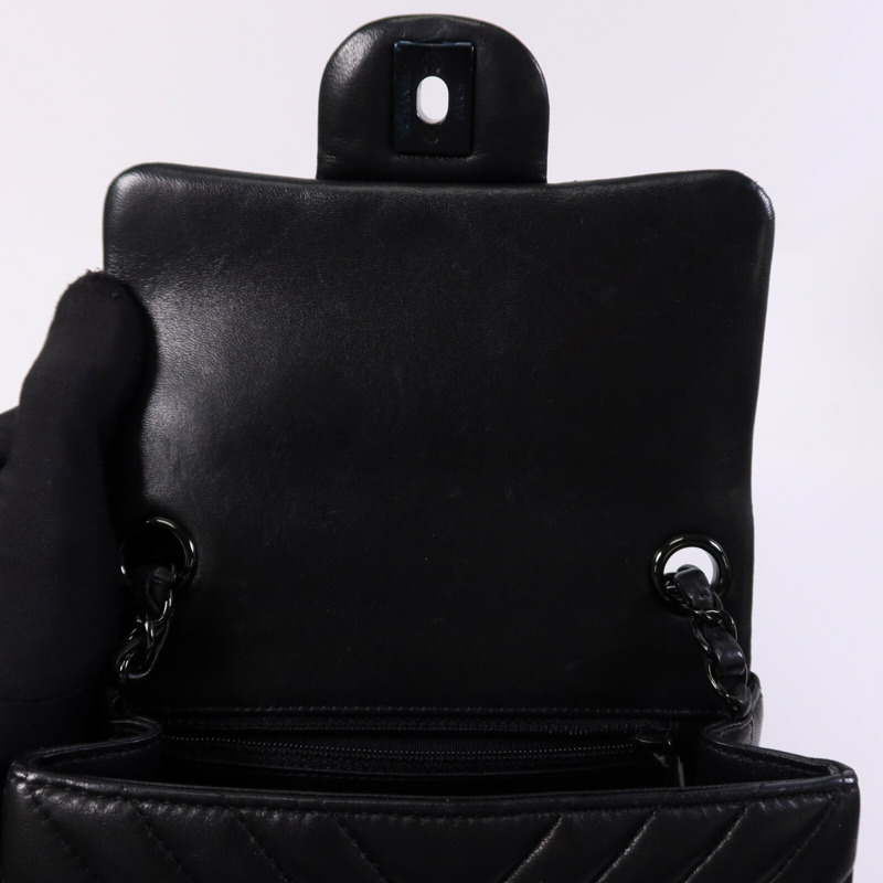 CHANEL 羊皮皮革Mini Classic 17鏈帶肩背袋-12