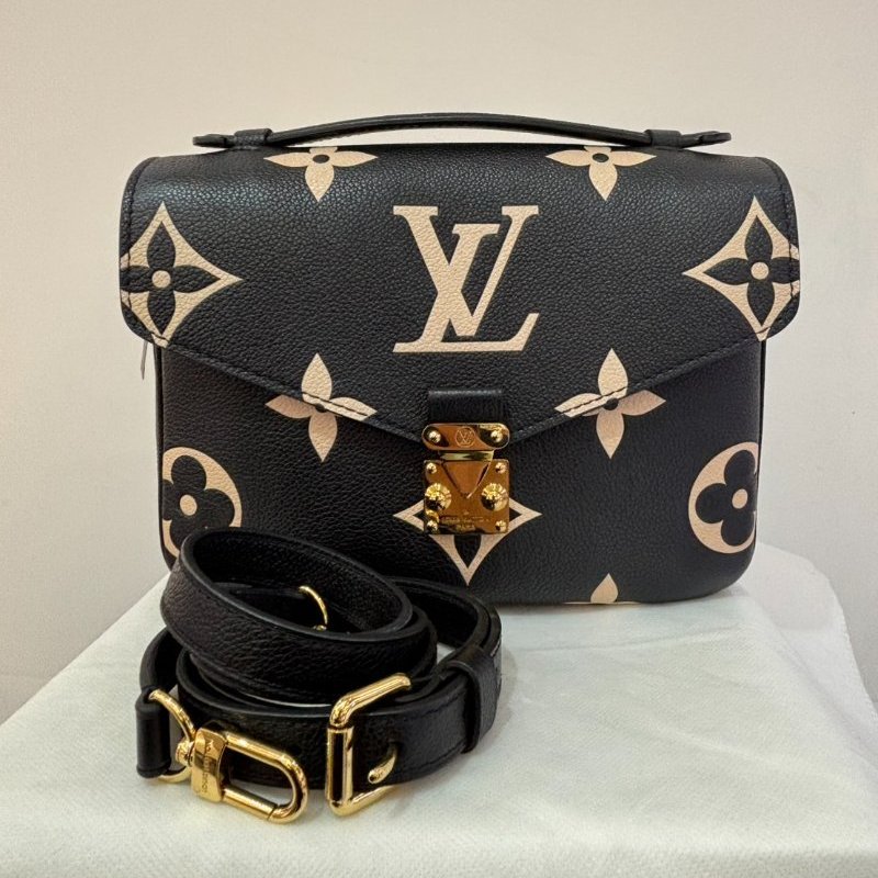 LV(M)Metis 黑灰大老花郵差包-1