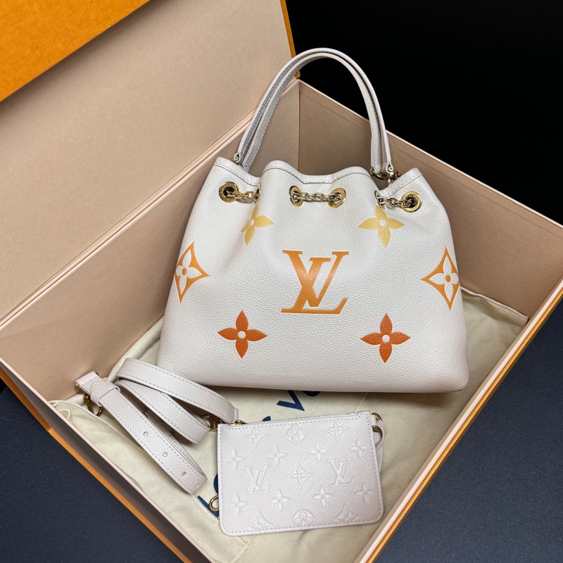 (99新閒置💝) LV ByThePool 晶片款 限量秀款 餃子包 專櫃13萬多!-0