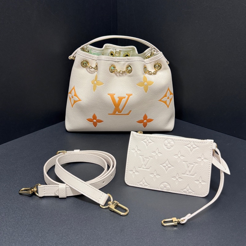 (99新閒置💝) LV ByThePool 晶片款 限量秀款 餃子包 專櫃13萬多!-2