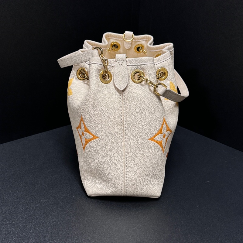 (99新閒置💝) LV ByThePool 晶片款 限量秀款 餃子包 專櫃13萬多!-5