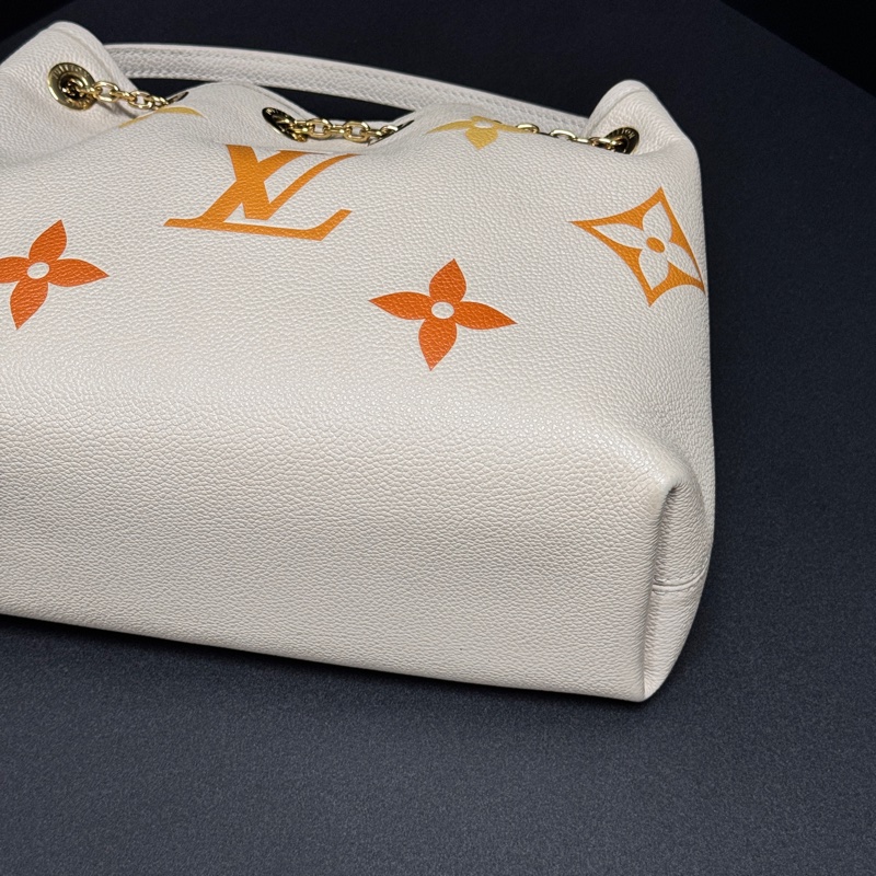 (99新閒置💝) LV ByThePool 晶片款 限量秀款 餃子包 專櫃13萬多!-10