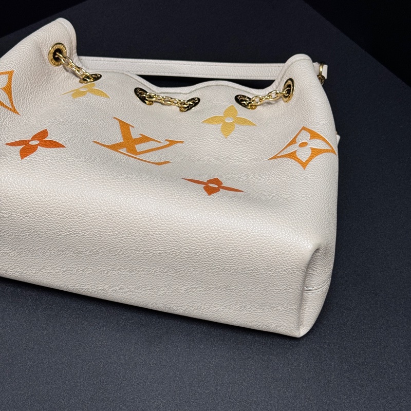 (99新閒置💝) LV ByThePool 晶片款 限量秀款 餃子包 專櫃13萬多!-12