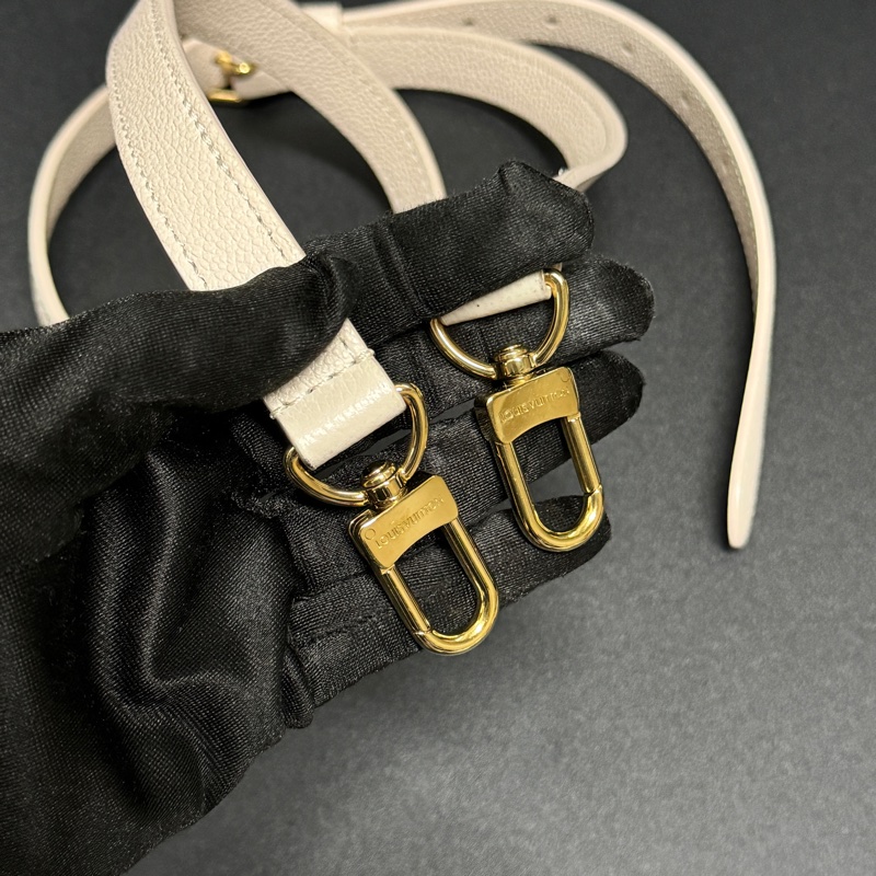 (99新閒置💝) LV ByThePool 晶片款 限量秀款 餃子包 專櫃13萬多!-18