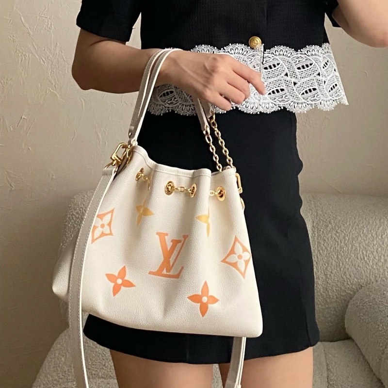 (99新閒置💝) LV ByThePool 晶片款 限量秀款 餃子包 專櫃13萬多!-26