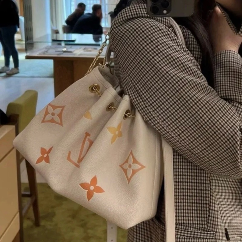 (99新閒置💝) LV ByThePool 晶片款 限量秀款 餃子包 專櫃13萬多!-27