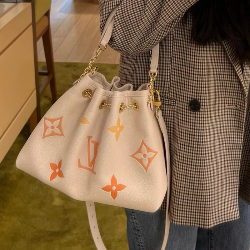 (99新閒置💝) LV ByThePool 晶片款 限量秀款 餃子包 專櫃13萬多!-30