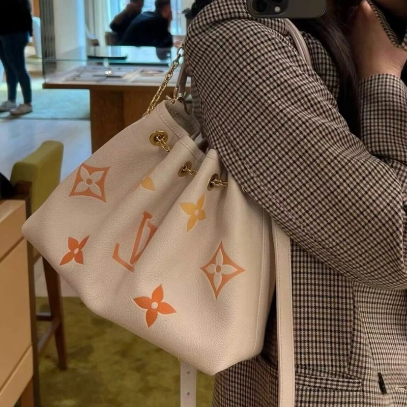 (99新閒置💝) LV ByThePool 晶片款 限量秀款 餃子包 專櫃13萬多!-31