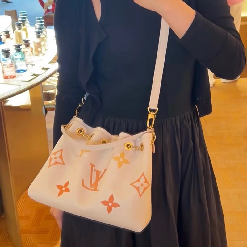 (99新閒置💝) LV ByThePool 晶片款 限量秀款 餃子包 專櫃13萬多!-33