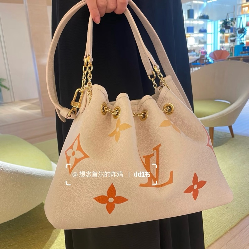 (99新閒置💝) LV ByThePool 晶片款 限量秀款 餃子包 專櫃13萬多!-35