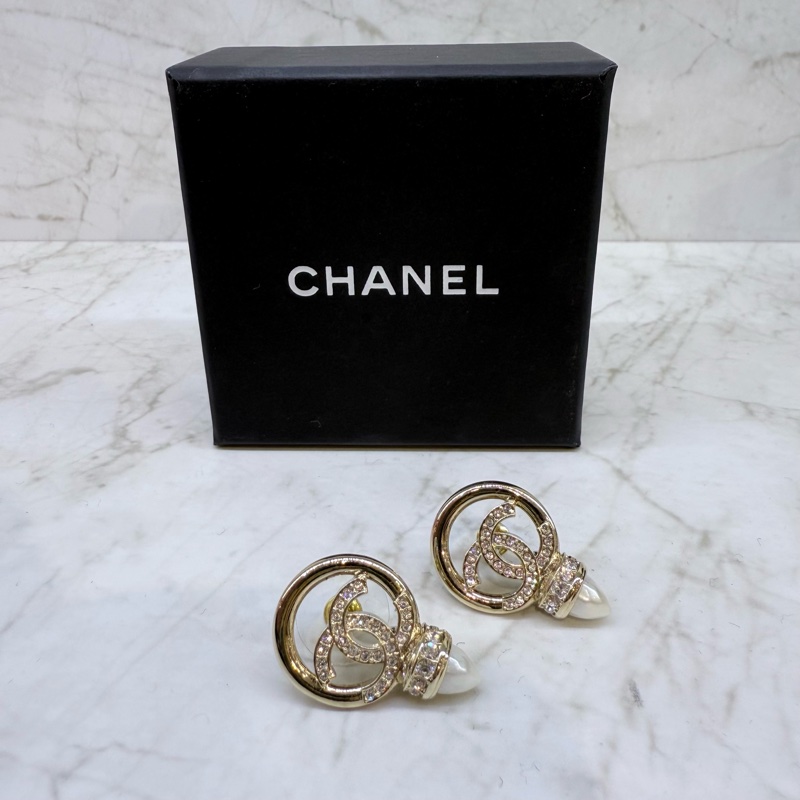 CHANEL淡金水鑽雙C圓框水滴珍珠耳環-1