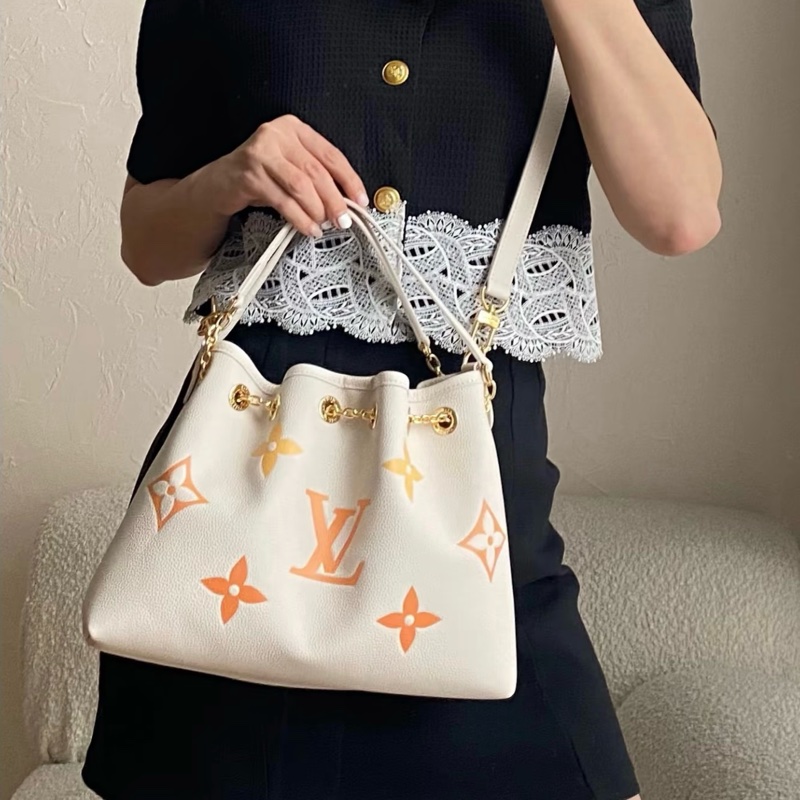 (99新閒置品💝) LV ByThePool 晶片款 限量秀款 餃子包 專櫃13萬多!-0