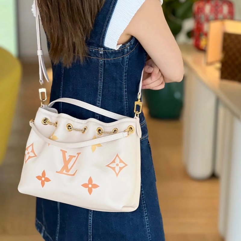 (99新閒置品💝) LV ByThePool 晶片款 限量秀款 餃子包 專櫃13萬多!-2