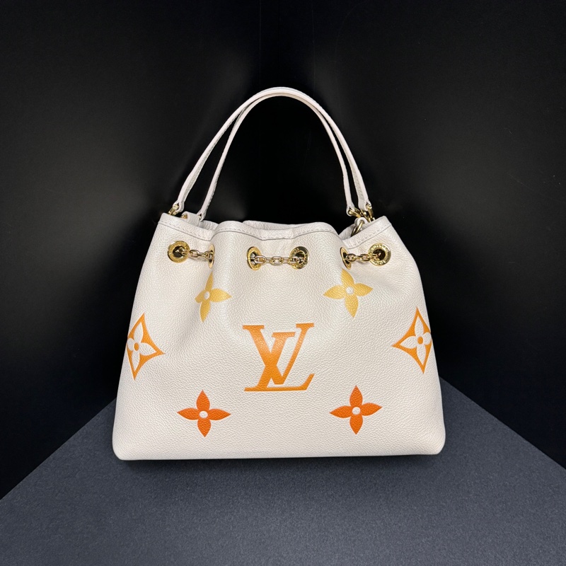 (99新閒置品💝) LV ByThePool 晶片款 限量秀款 餃子包 專櫃13萬多!-9