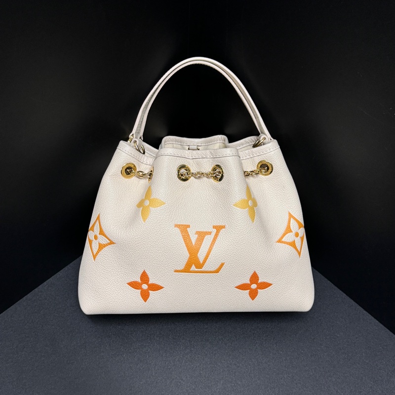 (99新閒置品💝) LV ByThePool 晶片款 限量秀款 餃子包 專櫃13萬多!-10