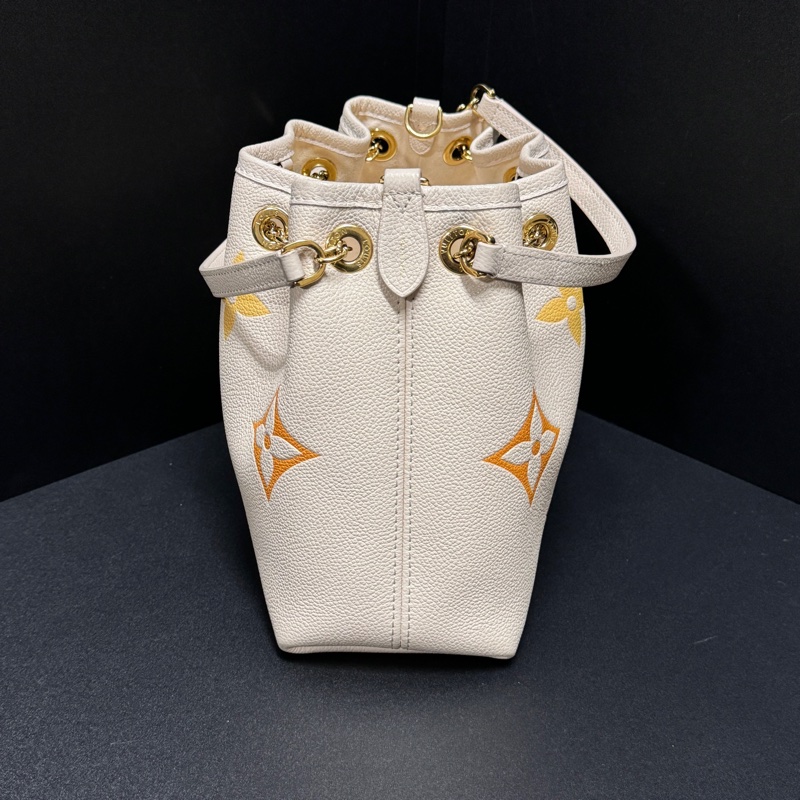 (99新閒置品💝) LV ByThePool 晶片款 限量秀款 餃子包 專櫃13萬多!-12