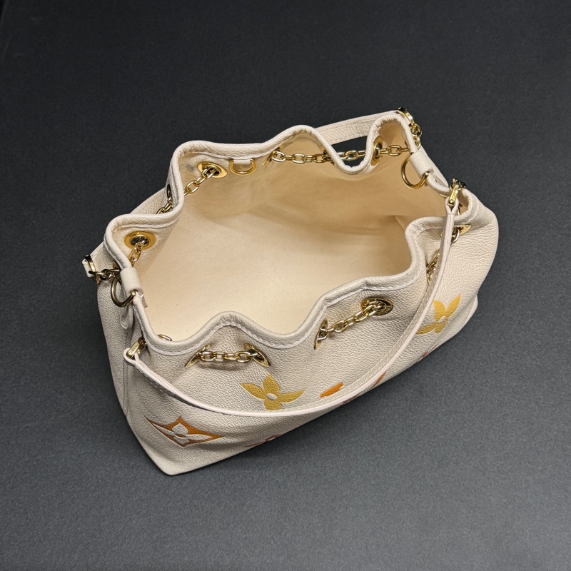 (99新閒置品💝) LV ByThePool 晶片款 限量秀款 餃子包 專櫃13萬多!-13