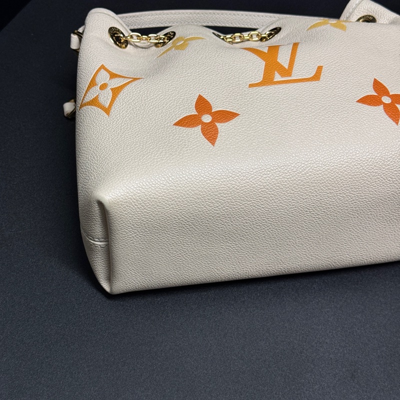 (99新閒置品💝) LV ByThePool 晶片款 限量秀款 餃子包 專櫃13萬多!-15