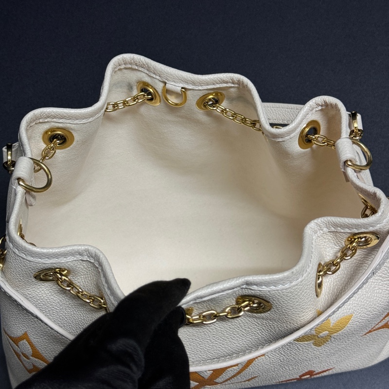 (99新閒置品💝) LV ByThePool 晶片款 限量秀款 餃子包 專櫃13萬多!-22